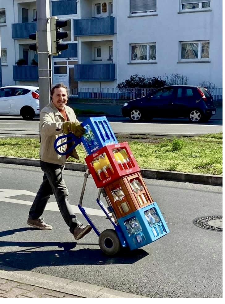 Jens van Rickeln, Autor von NOMOS 42, mit Sackkarre in Mannheim